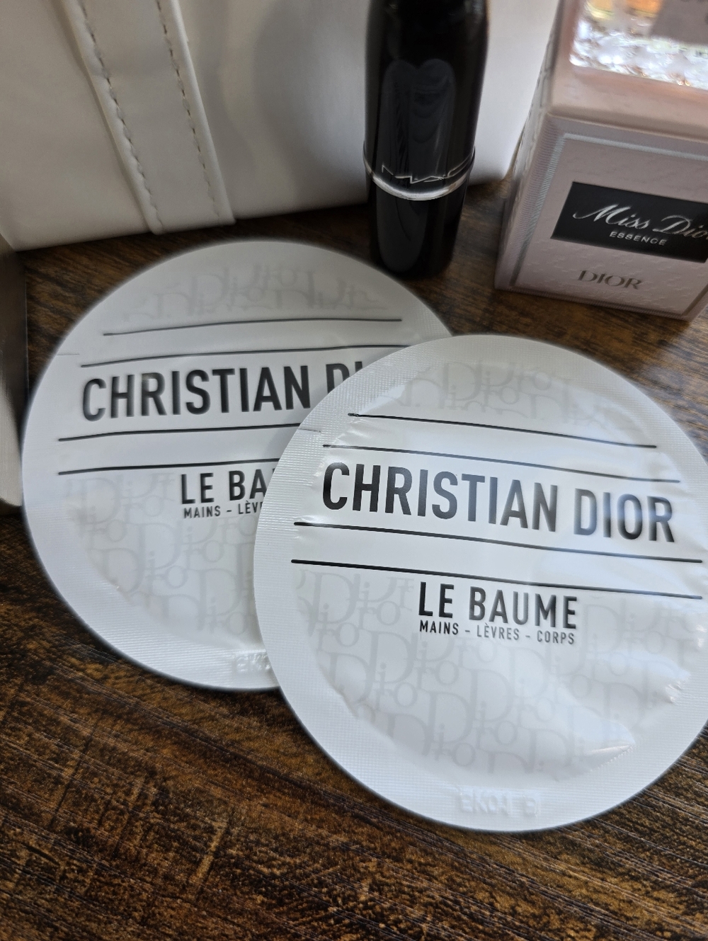 Dior 6-Piece Beauty Set: White Cosmetic Pouch with Mini Skincare & Fragrance Set - Picture 5 of 7